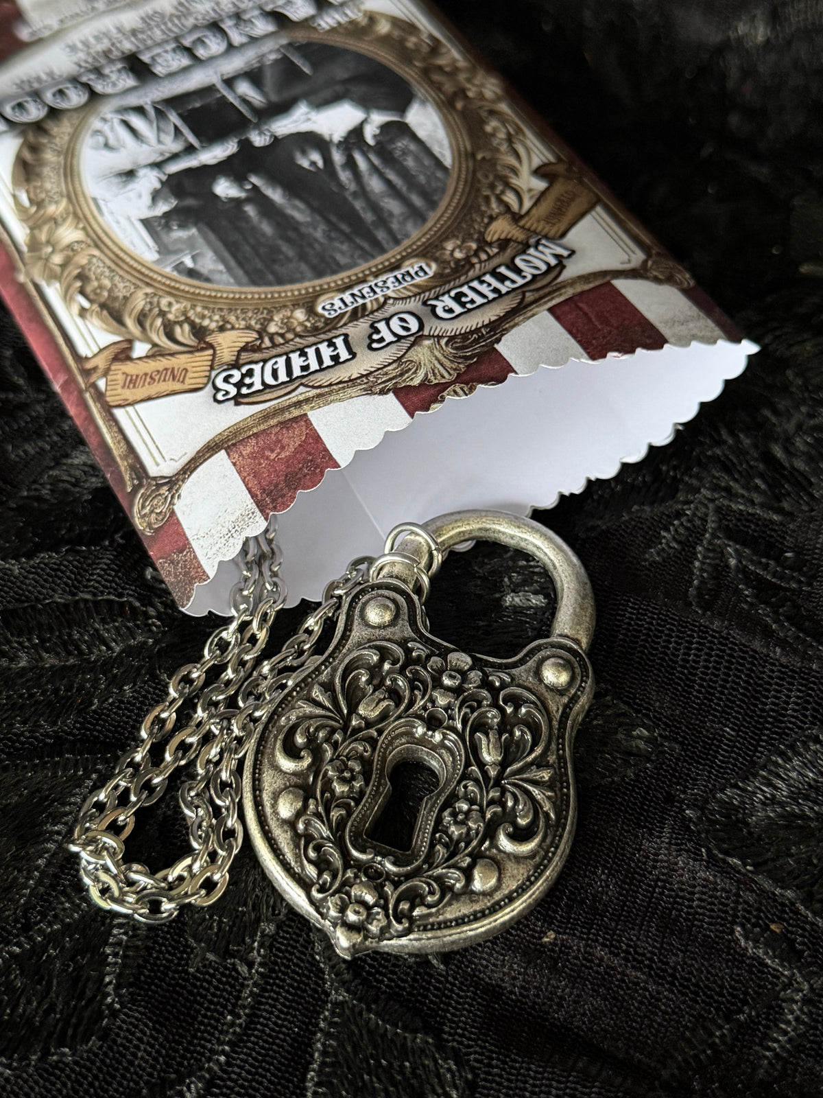 THE SÉANCE ROOM - Mother of Hades Trinkets Dealt By The Hand of Fate Blind bag