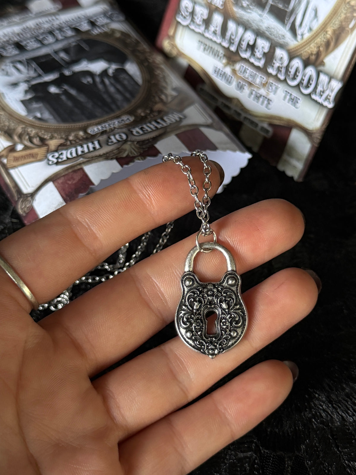 THE SÉANCE ROOM - Mother of Hades Trinkets Dealt By The Hand of Fate Blind bag