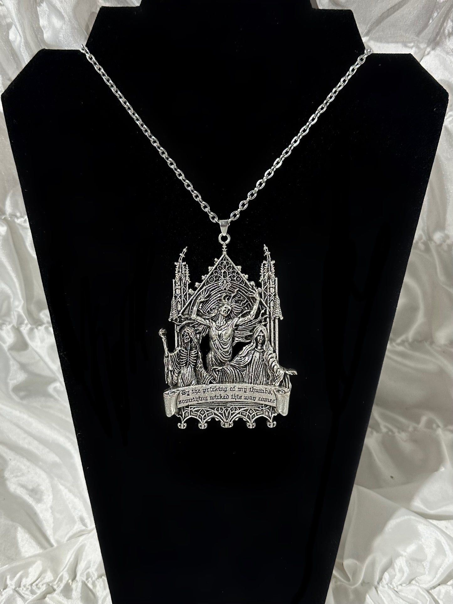 MACBETH - Mother of Hades X vampire freaks Cast Necklace