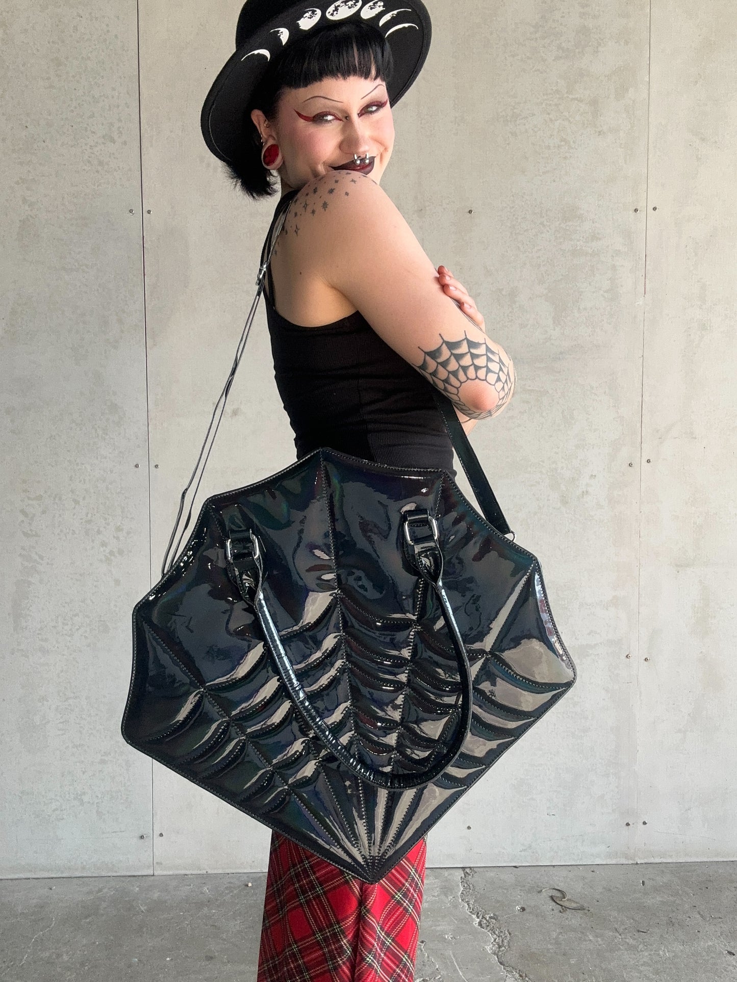 BLACK WIDOW  - Mother Of Hades Shoulder Bag (black)